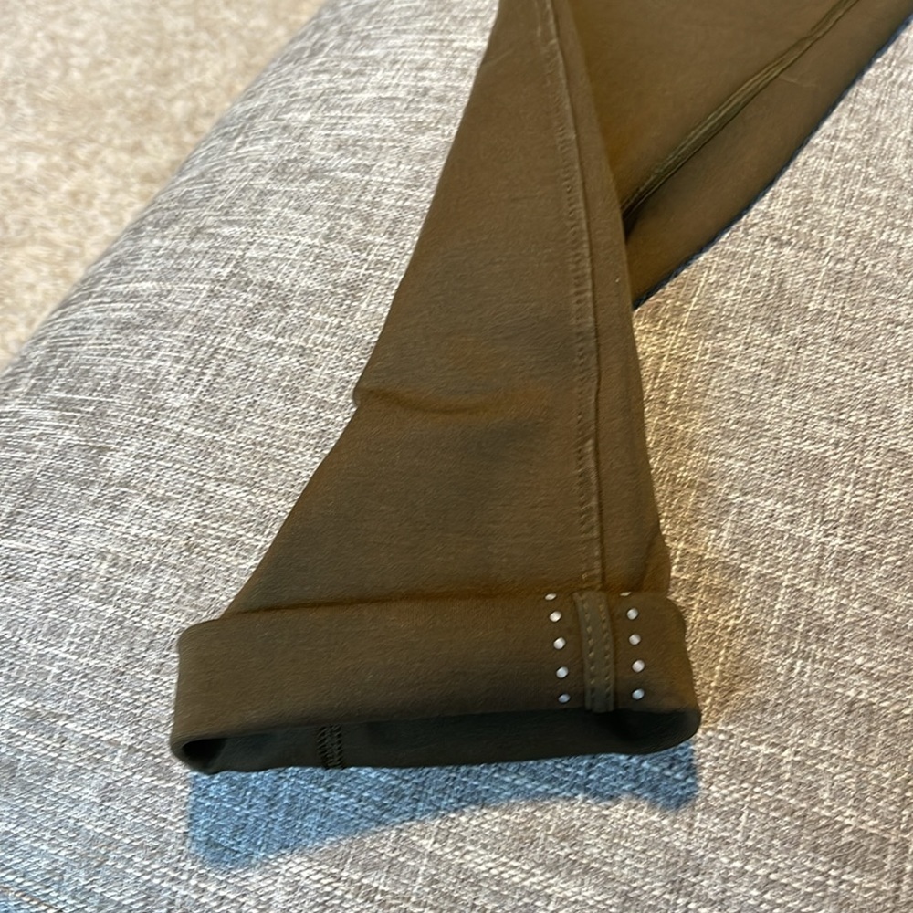 Lululemon olive green pants back zippers, but in front - Picture 4 of 12